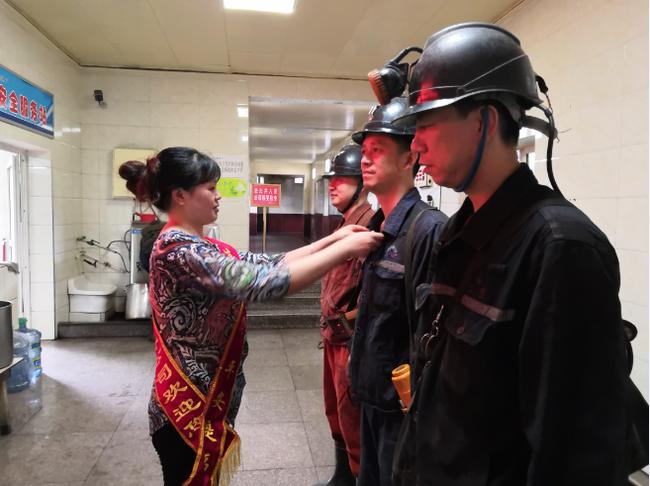 川煤集团芙蓉公司杉木树煤矿劳动保护用品穿戴督查常态化